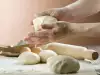 Hoe voorkom je dat deeg plakkerig wordt?