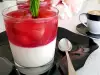 Italiaanse panna cotta met aardbeien in een glas