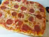 Pizza met pittige salami en kaas