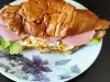 Croissant sandwich met kaas en salami