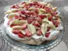 Meringue pavlovataart met aardbeien en bananen