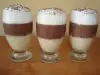 Glas met drie lagen chocolade