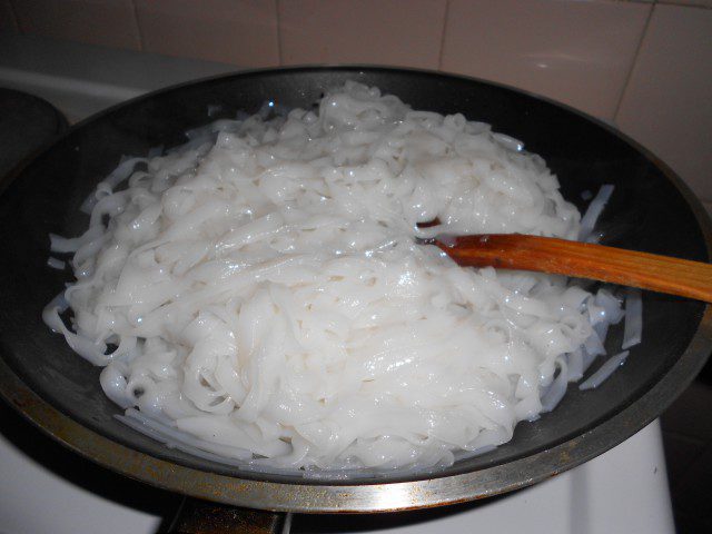 Rijstnoedels met kip en groenten
