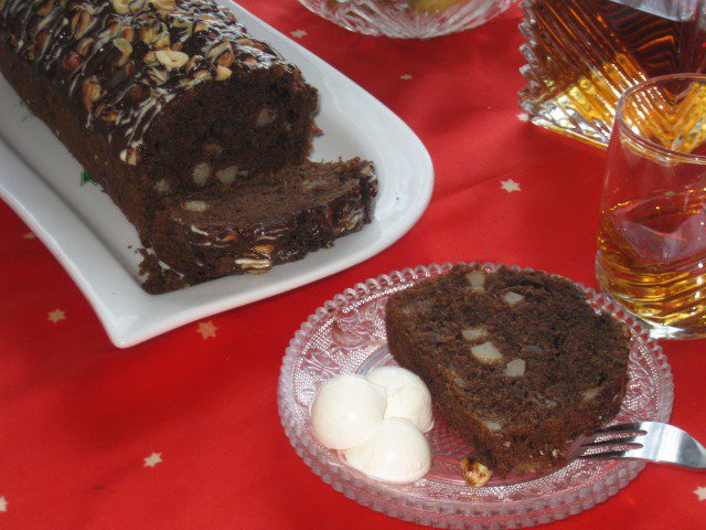 Chocoladecake met peer en hazelnoot
