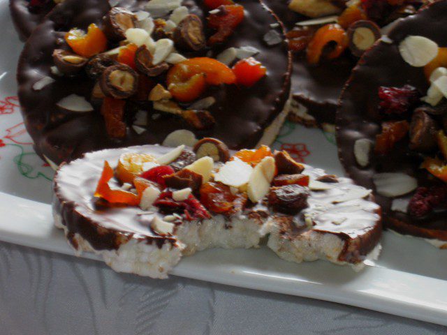 Rijstwafels met chocolade, gedroogd fruit en noten