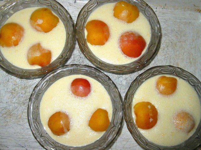 Bloemloze Franse clafoutis met abrikozen