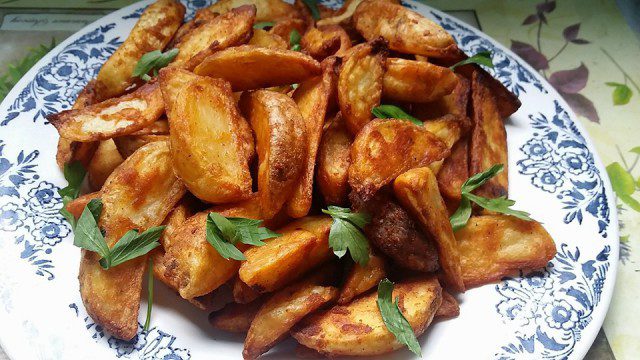 Rustiek gebakken huisgemaakte aardappeltjes