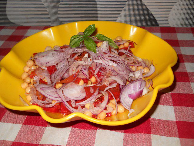 Salade met kikkererwten, geroosterde paprika en ui