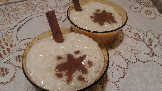 Rijstpudding met melk en kaneel