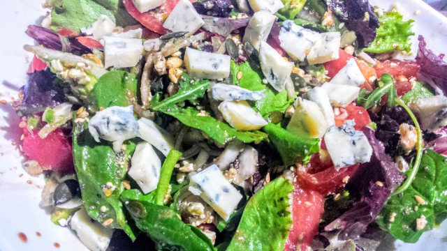 Groene salade met gorgonzola en spinazie