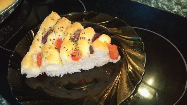 Gedraaide focaccia met olijven, tomaten en oregano