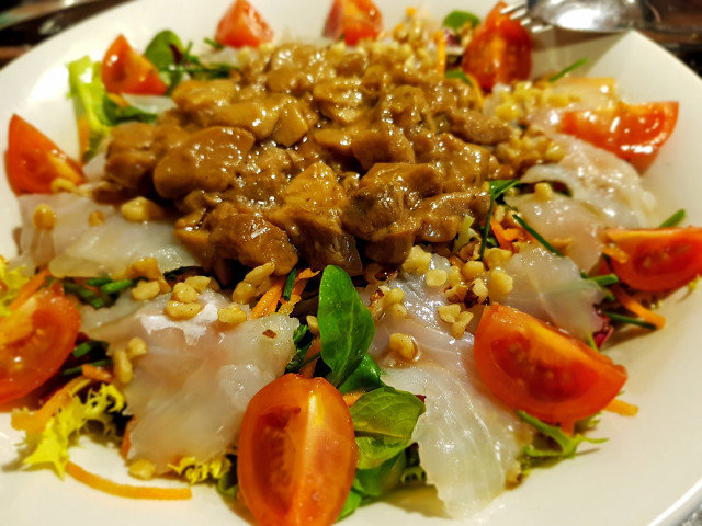 Warme salade met champignons en gerookte kabeljauw