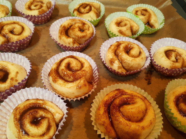 Kaneelrolletjes met walnoten en een heerlijke topping