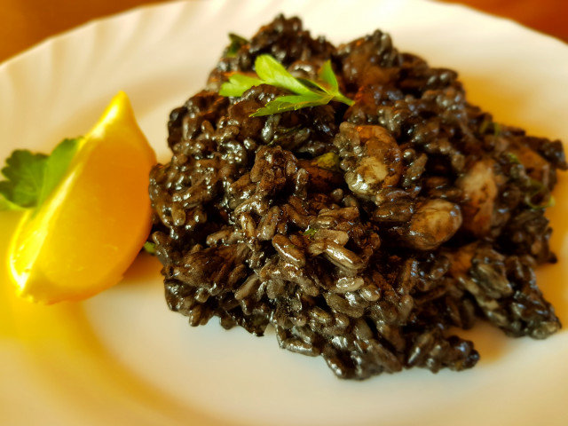 Zwarte paella (Paella negra de marisco)