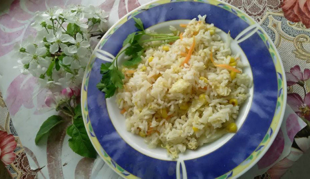 Chinese rijst met eieren en groenten