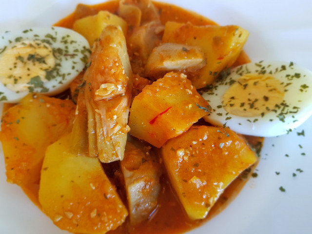 Aardappelstoofpot met pijnboompitten en saffraan