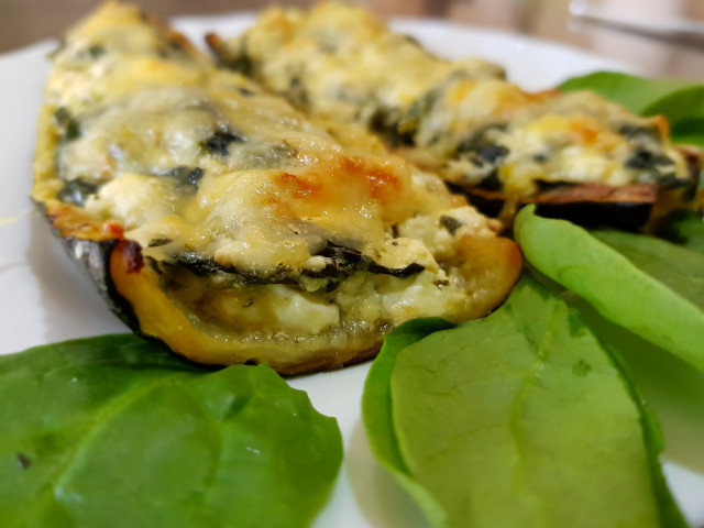 Courgettebootjes gevuld met spinazie en kaas