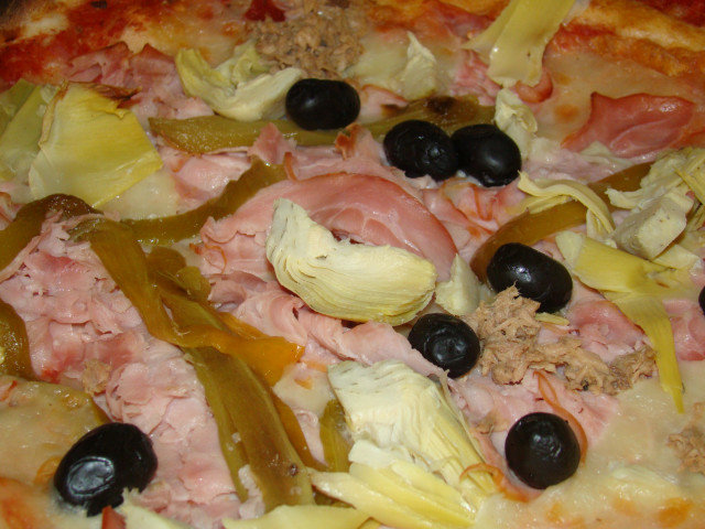 Pizza met artisjok, tonijn en ham