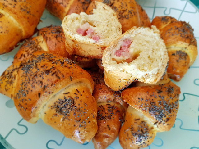 Hartige croissants met maanzaad en komijn