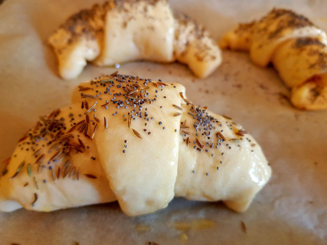 Hartige croissants met maanzaad en komijn