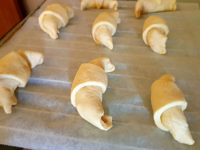 Hartige croissants met maanzaad en komijn