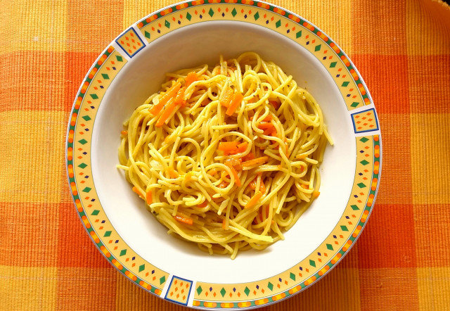 Spaghetti met kurkuma, basilicum en wortelen
