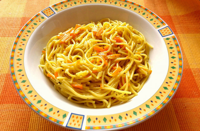 Spaghetti met kurkuma, basilicum en wortelen