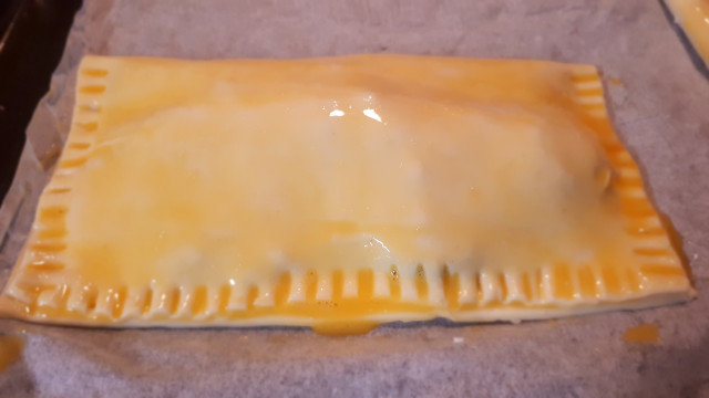 Bladerdeeg gebakjes met gele kaas, ham en olijven