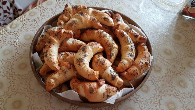 Hartige croissants met maanzaad en komijn