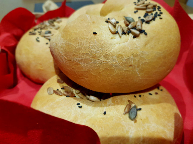 Kleine broodjes met Parmezaanse kaas en zaden