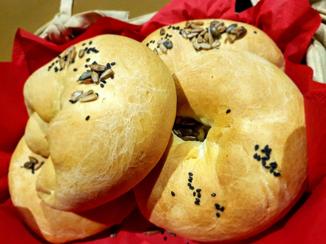 Kleine broodjes met Parmezaanse kaas en zaden