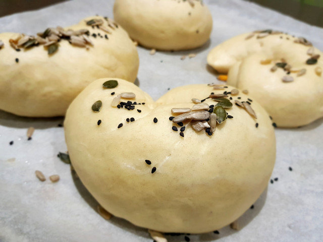 Kleine broodjes met Parmezaanse kaas en zaden