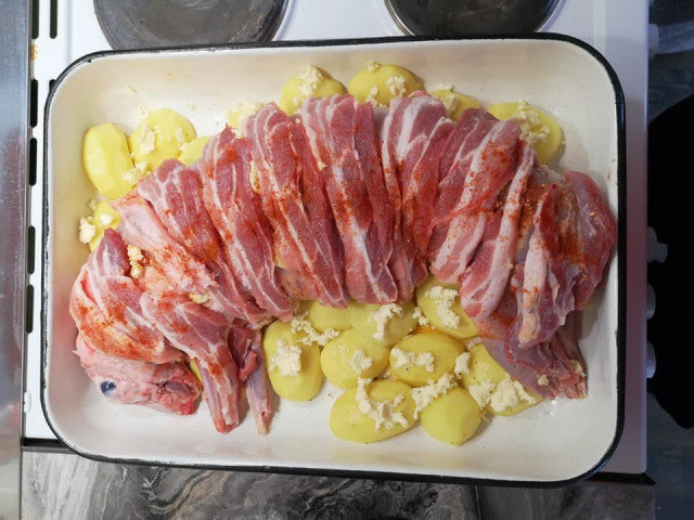 Geroosterd konijn gevuld met aardappelen