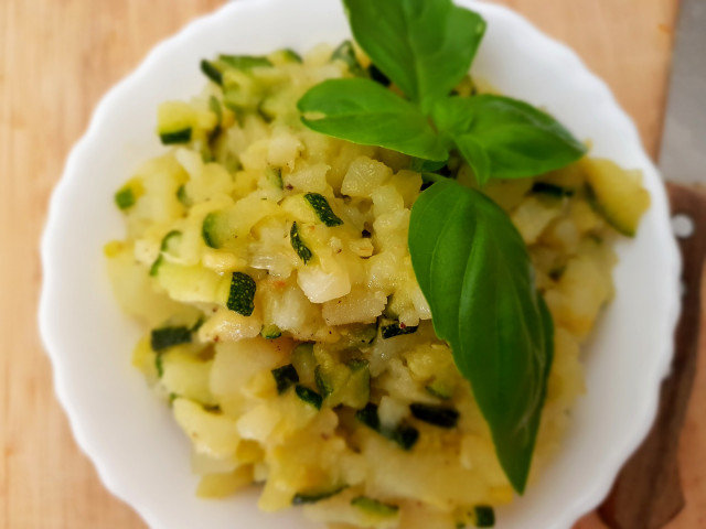 Voorgerecht van courgette en aardappel