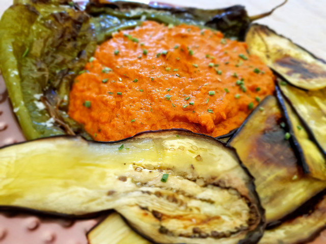 Geroosterde paprika en aubergines met tomatensaus