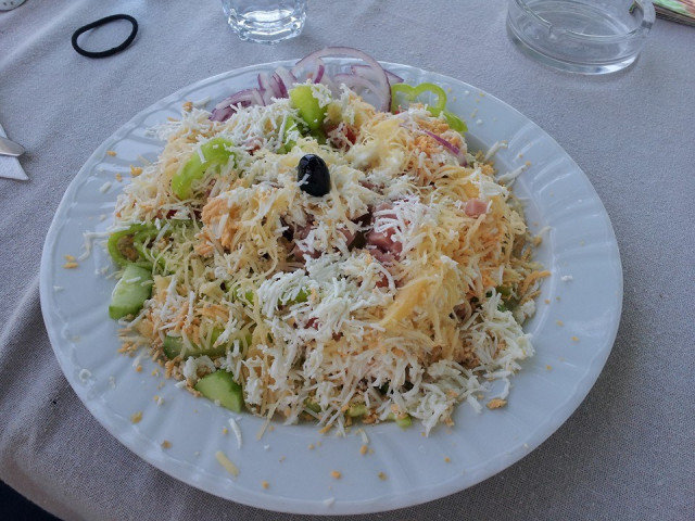 Ovcharska salata - Bulgaarse herderssalade met kip