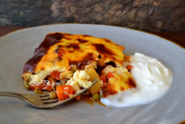 Moussaka met wortelen, aardappelen en doperwten