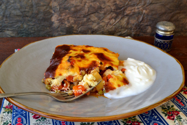 Moussaka met wortelen, aardappelen en doperwten