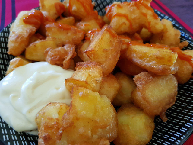 Patatas bravas in tempura