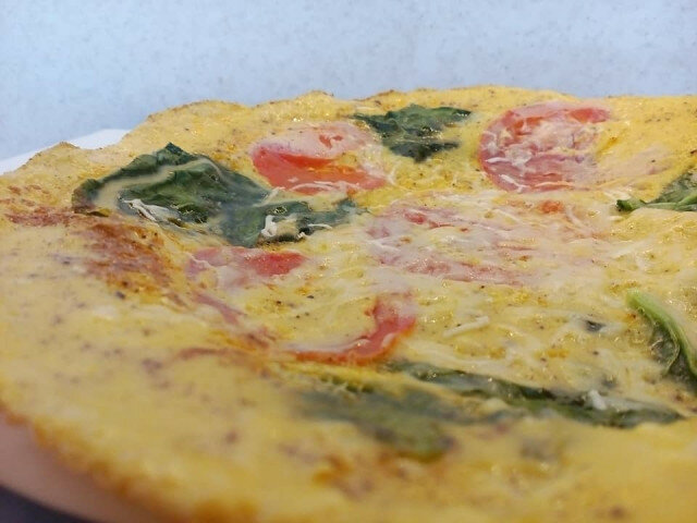 Snelle omelet met spinazie en tomaat