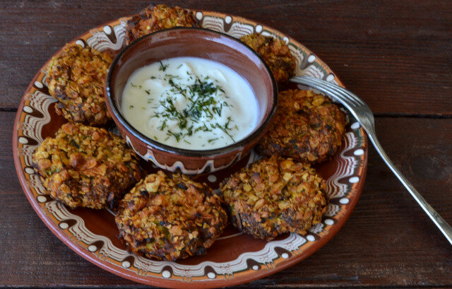 Gebakken gepaneerde courgetteburgers