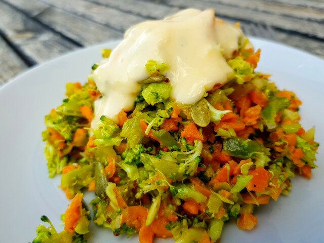 Vitaminesalade met broccoli en gembermayonaise