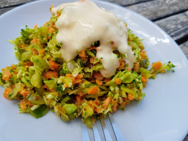 Vitaminesalade met broccoli en gembermayonaise