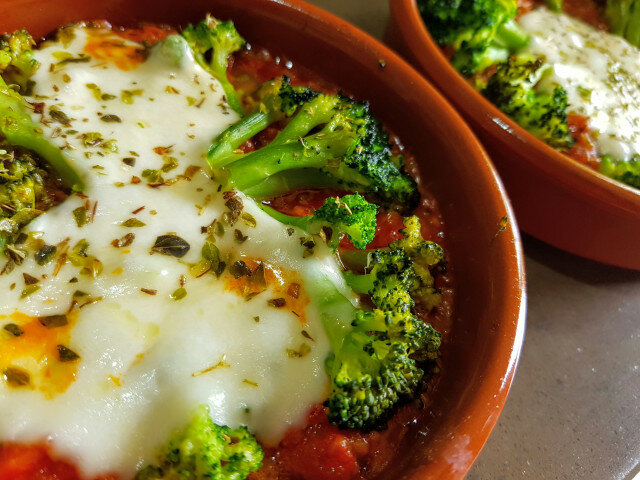 Broccoli met tomatensaus en mozzarella