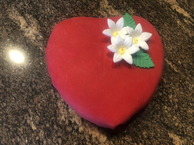Rode hartvormige cake voor Valentijnsdag