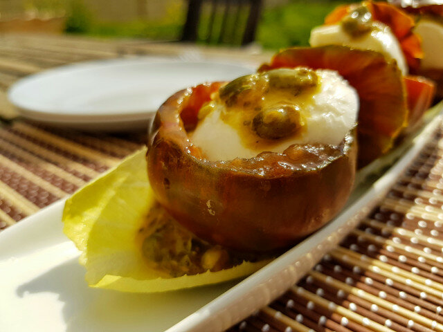 Gevulde tomaten met mozzarella en vinaigrette van chia en pompoenpitten