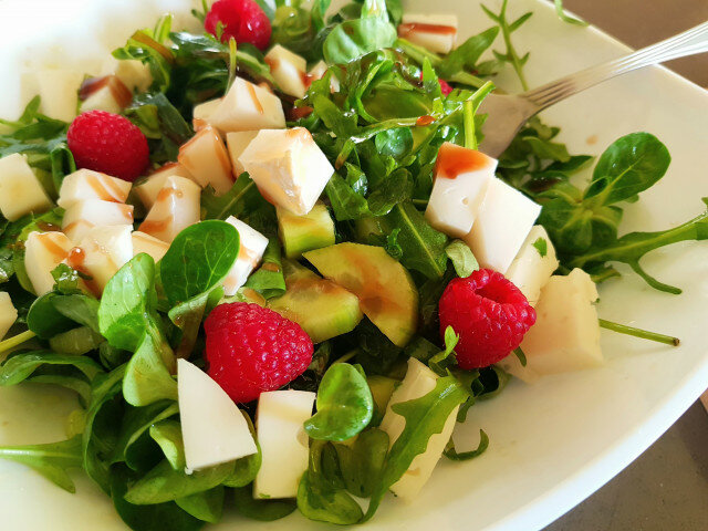 Groene salade met geitenkaas en een frambozen balsamicoreductie