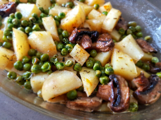 Aardappelen, champignons en erwten uit de oven