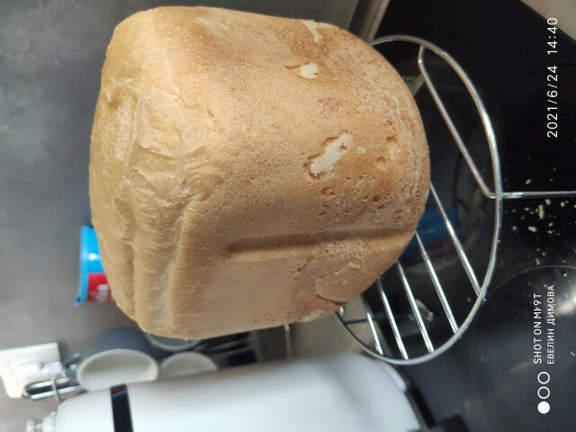 Luchtig wit brood uit de broodbakmachine