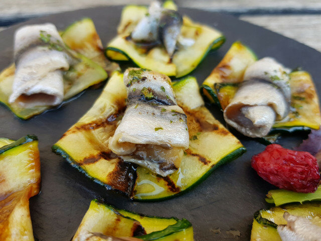 Voorgerecht van gegrilde courgette en sprot